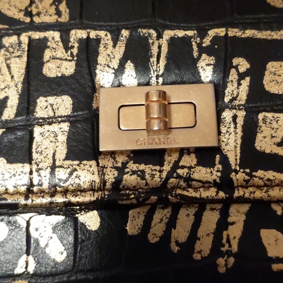 SOLD CHANEL*RARE* Paris-New York 2019 Graffiti WOC - Picture 5 of 16